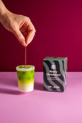 Christbaumschmuck Iced Matcha Latte aus Glas – Grün & Weiß