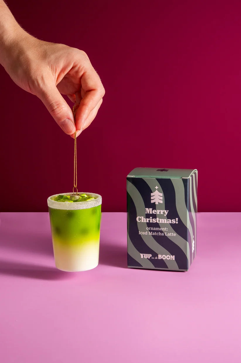 Christbaumschmuck Iced Matcha Latte aus Glas – Grün & Weiß