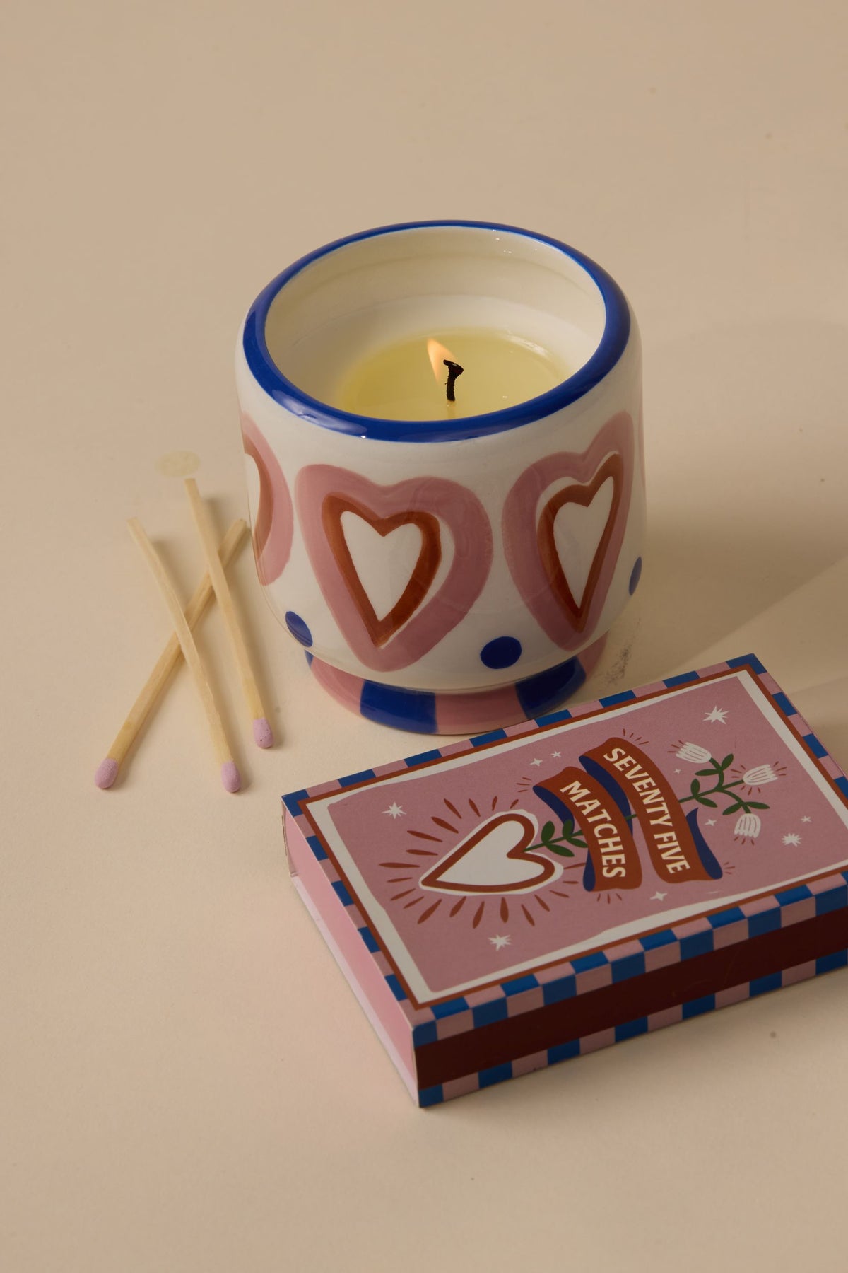 Duftkerze Heart – Rosewood & Vanilla im handbemalten Keramikbecher