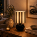 Tischlampe aus Keramik mit gestreiftem Lampenschirm
